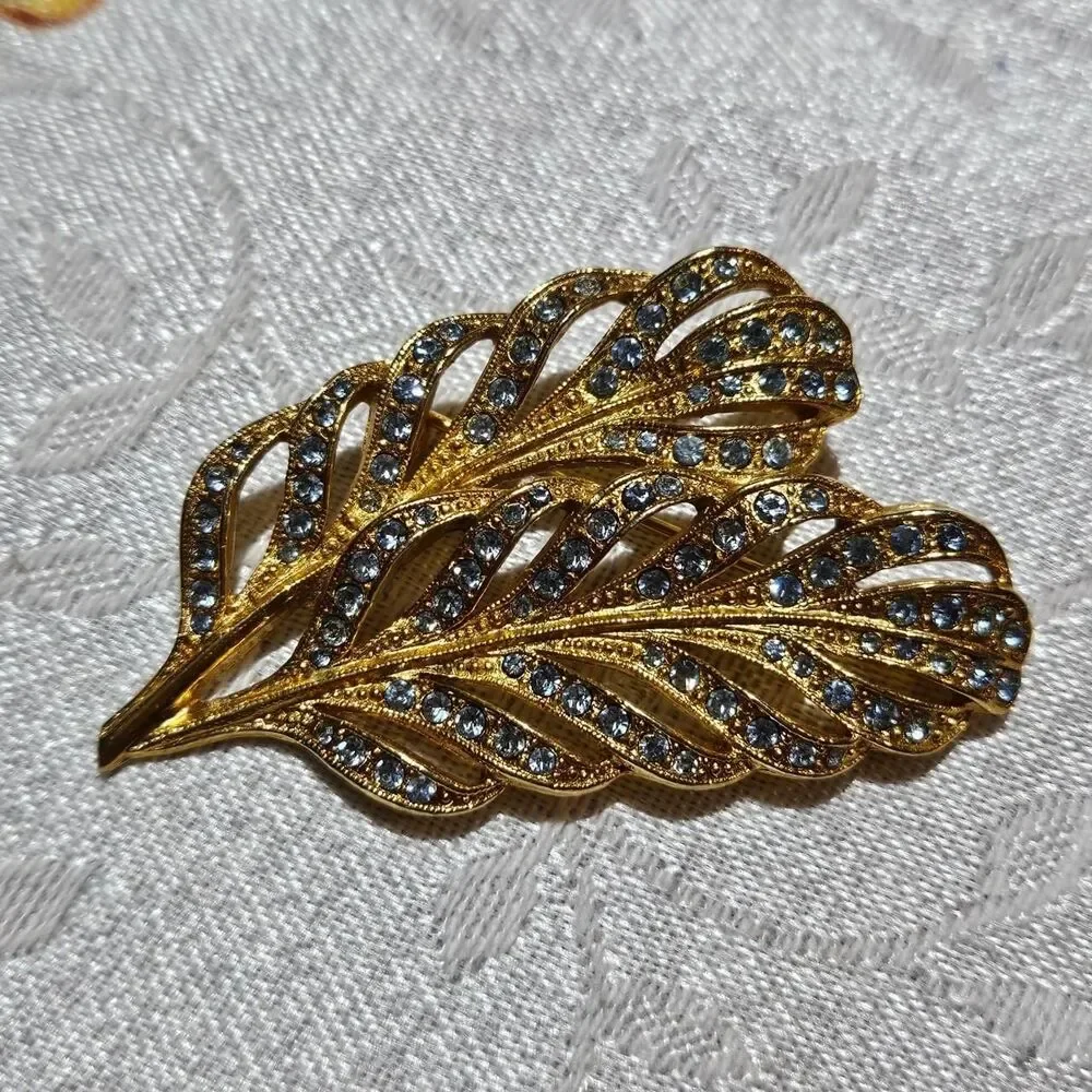 vintage boho cottagecore feather gold tone blue rhinestones brooch